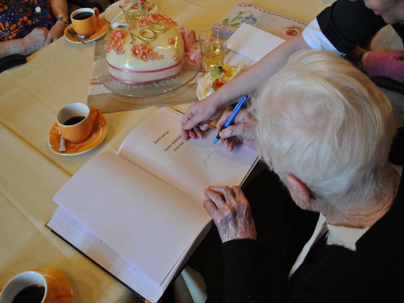 Občanka Příbrami oslavila 100 let, gratulovat přišli i zástupci města - 2