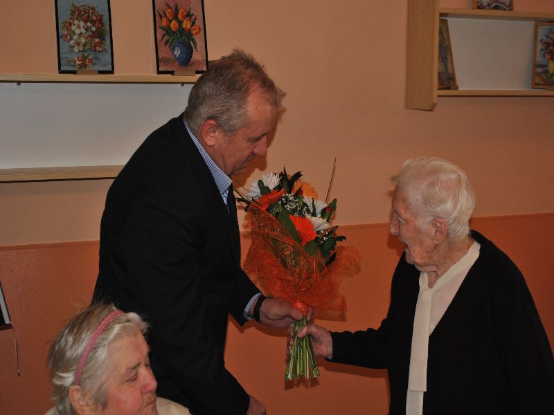 Občanka Příbrami oslavila 100 let, gratulovat přišli i zástupci města - 3
