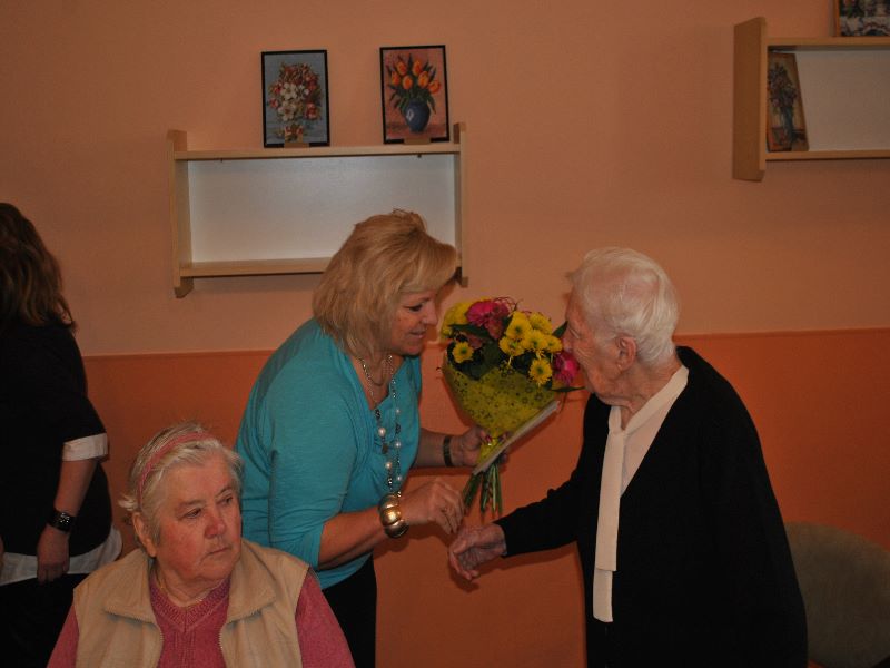 Občanka Příbrami oslavila 100 let, gratulovat přišli i zástupci města - 6