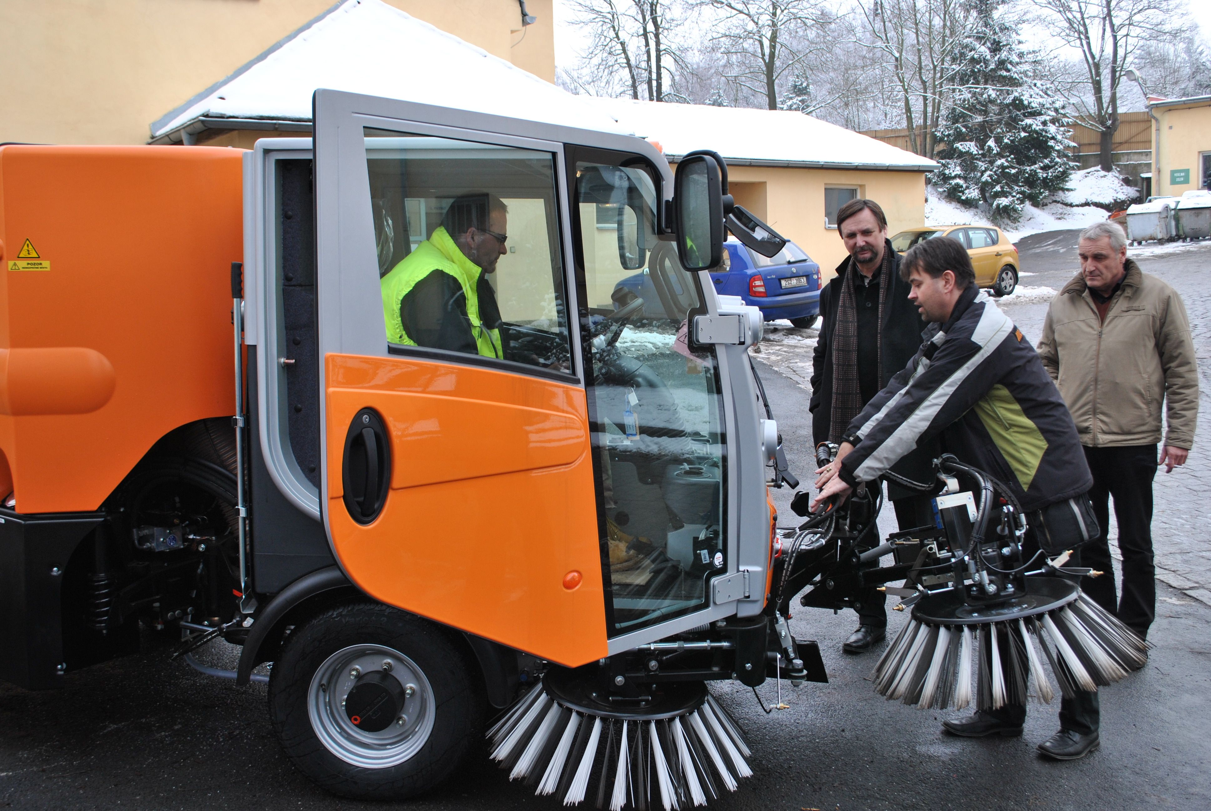 Technické služby mají nový stroj na čištění města - 2