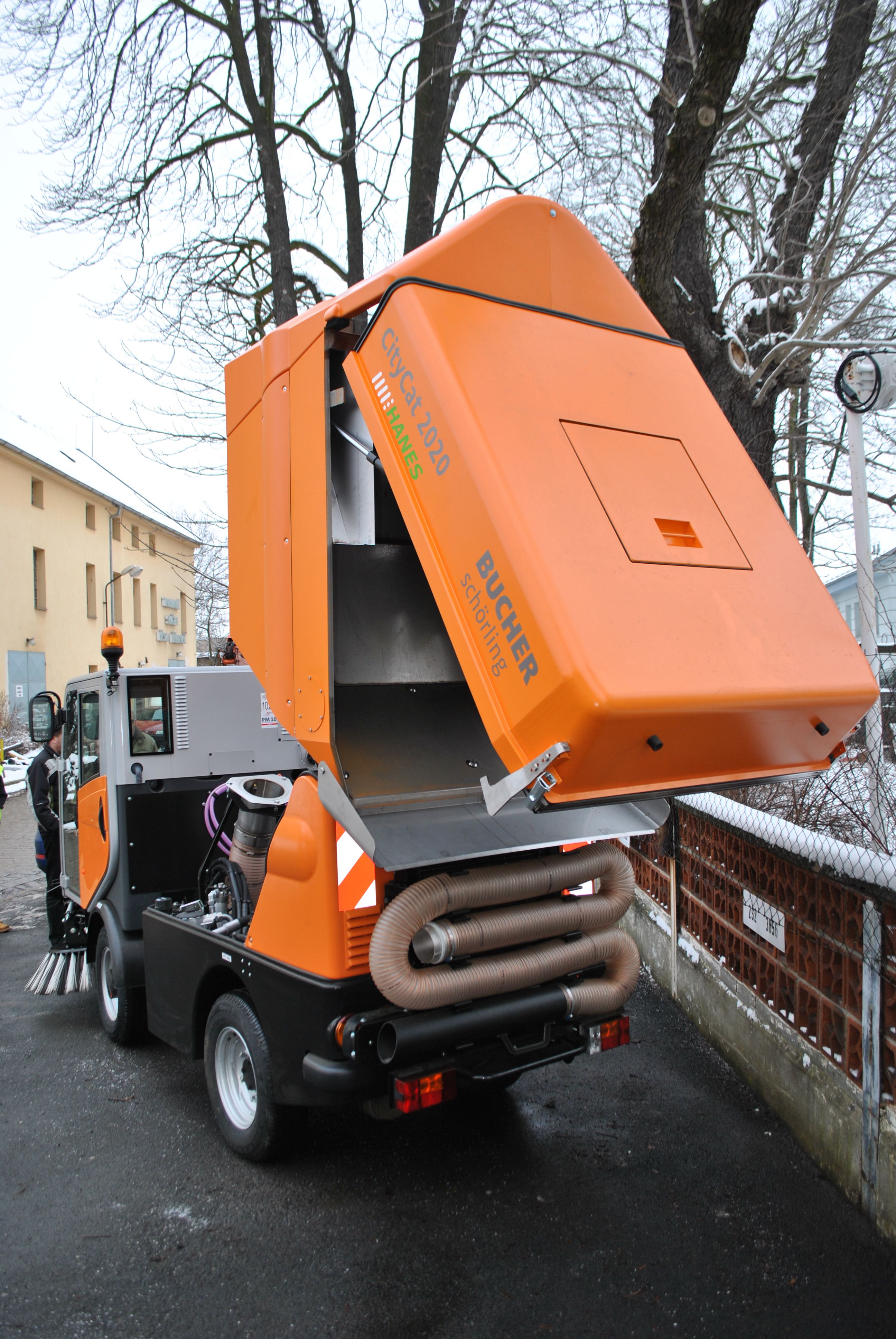 Technické služby mají nový stroj na čištění města - 3