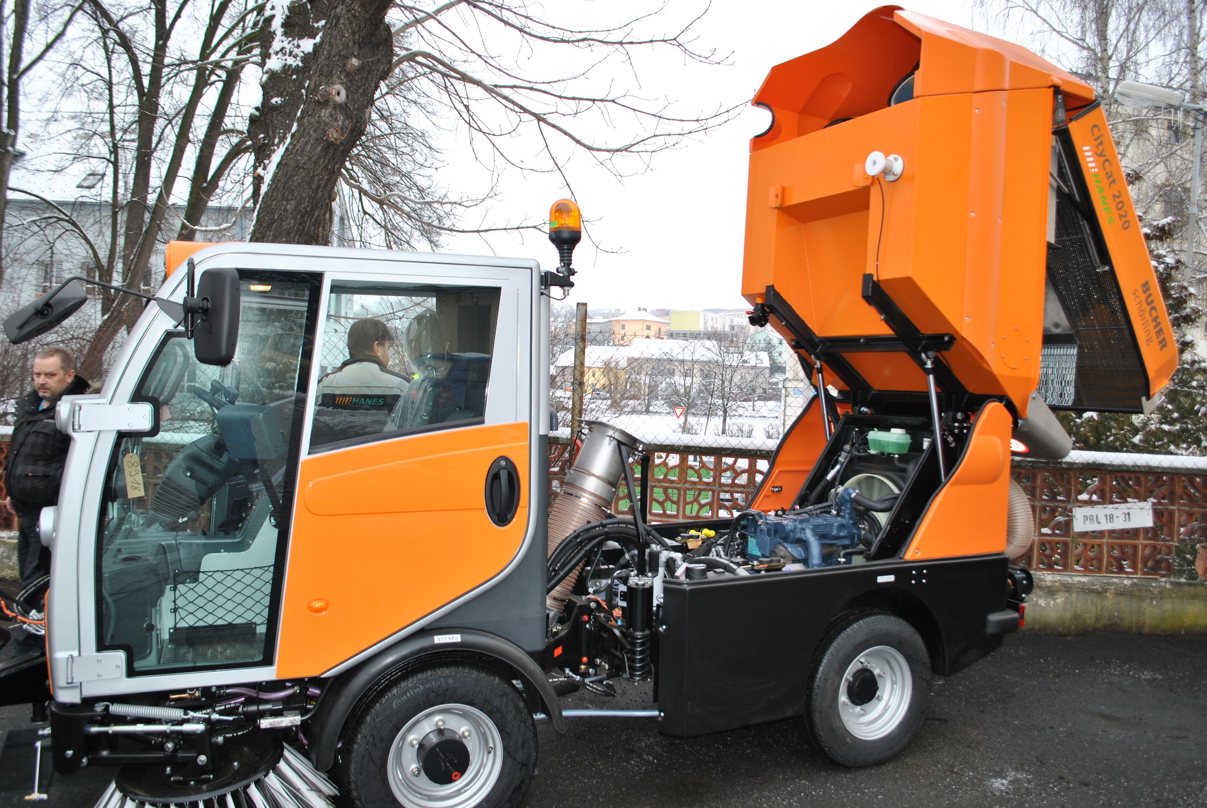 Technické služby mají nový stroj na čištění města - 5