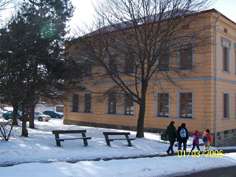 Foto z realizace - pohled na budovu, park, lavičky