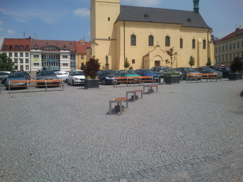 Pohled na náměstí - lavičky, kostel
