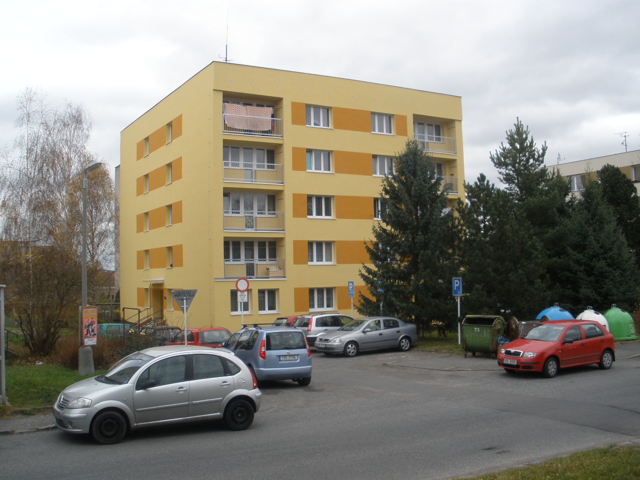 Pohled na zateplenou budovu DPS