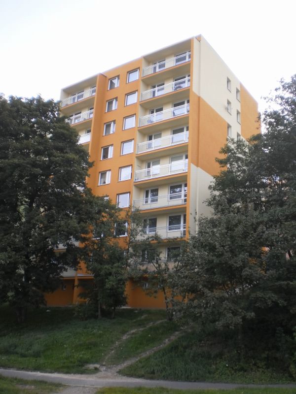 Pohled na zateplenou budovu DPS