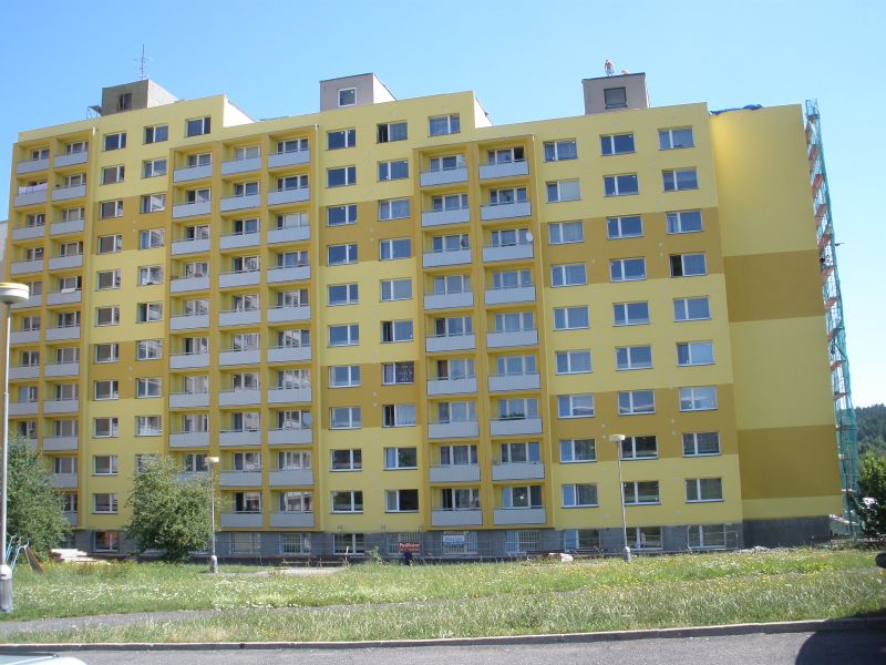 Pohled na zateplenou budovu DPS