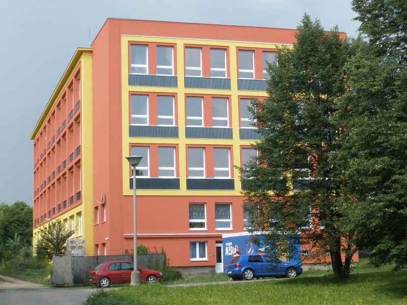 Pohled na zateplenou budovu ZŠ Bratří Čapků