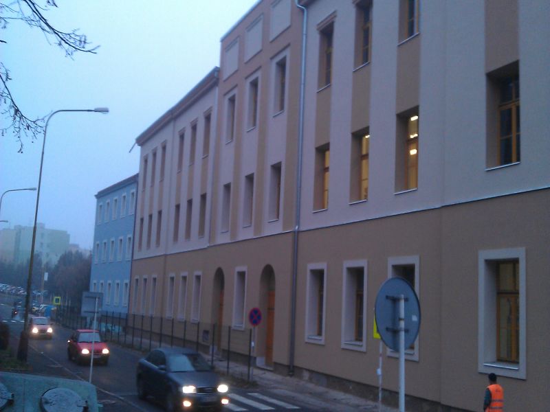 Pohled na zateplenou budovu v ul. Dlouhá