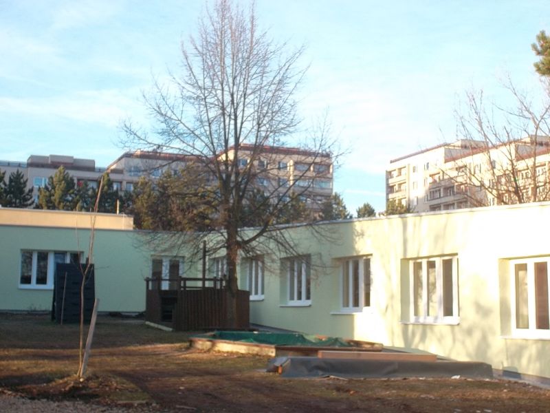 Pohled na zateplenou budovu MŠ