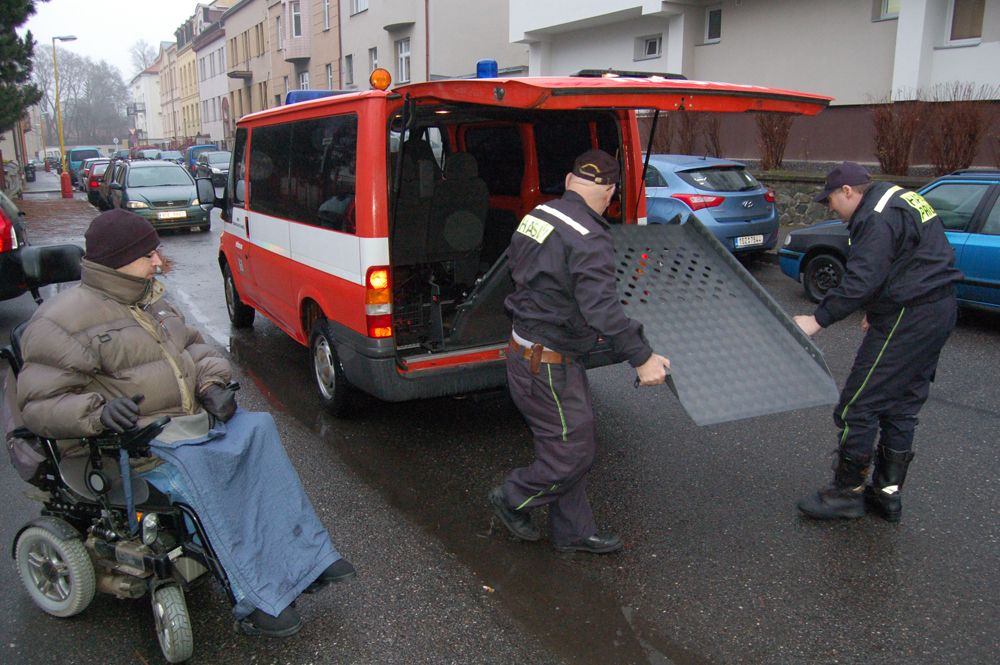 Pokud se Vám porouchá vozíček, hasiči Vám pomohou! - 02