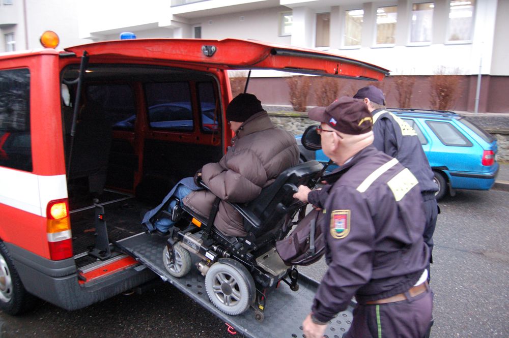 Pokud se Vám porouchá vozíček, hasiči Vám pomohou! - 04