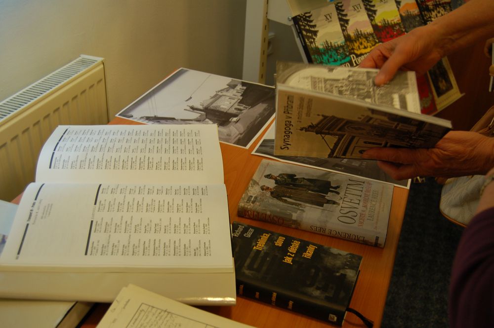 V archivu byla slavnostně představena publikace o příbramské synagoze - kniha_1