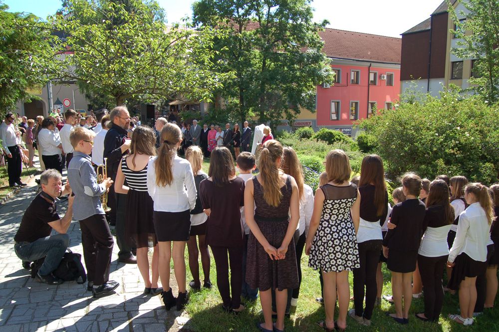 V Příbrami byl odhalen pomník židovským obětem holokaustu - pomnik_2