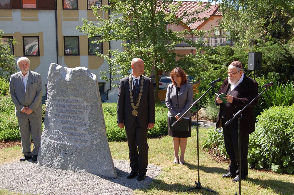 V Příbrami byl odhalen pomník židovským obětem holokaustu - pomnik_5