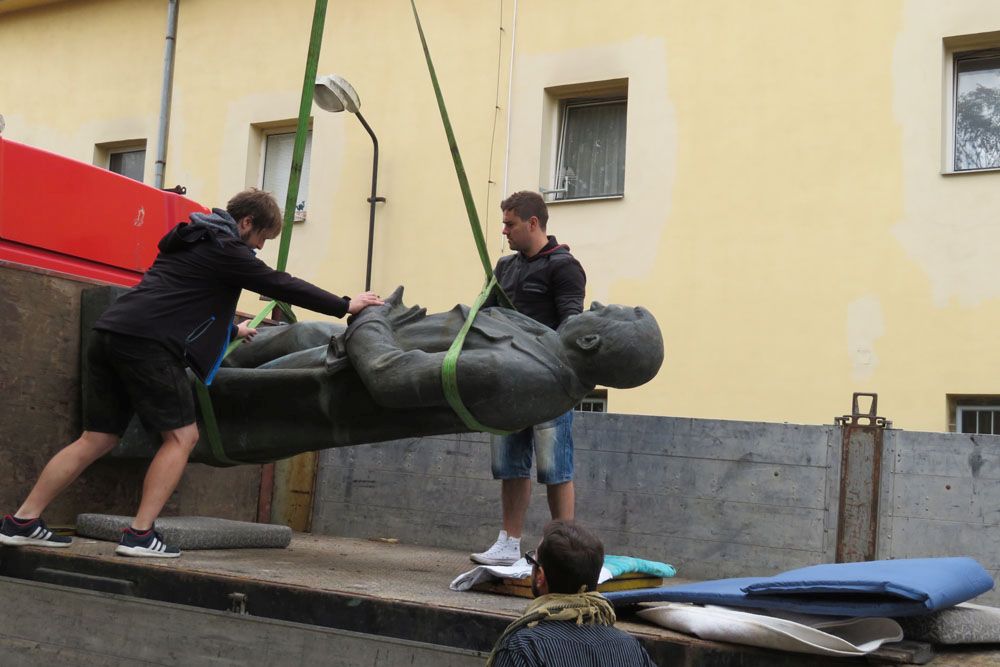 Socha Klementa Gottwalda po čtyřiceti letech opouští Příbram - 02%20%286%29
