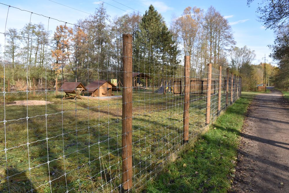 V lesoparku Litavka vznikla malá obora s posezením - lesopark%201