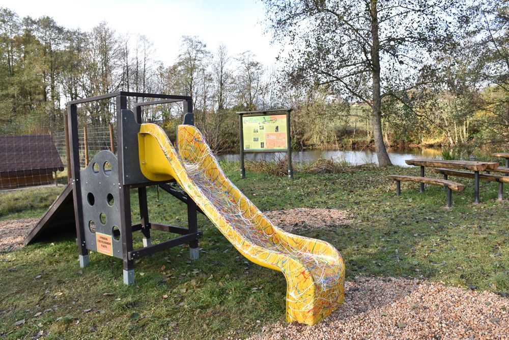 V lesoparku Litavka vznikla malá obora s posezením - lesopark%204