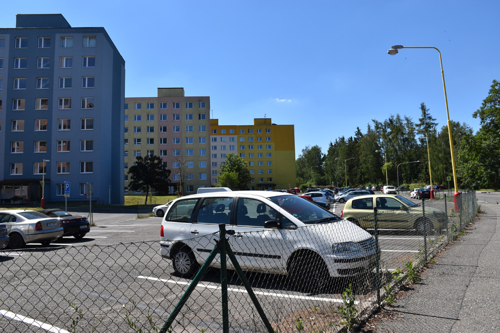 Řidiči si zvykají na nový parkovací režim na Drkolnově - 01