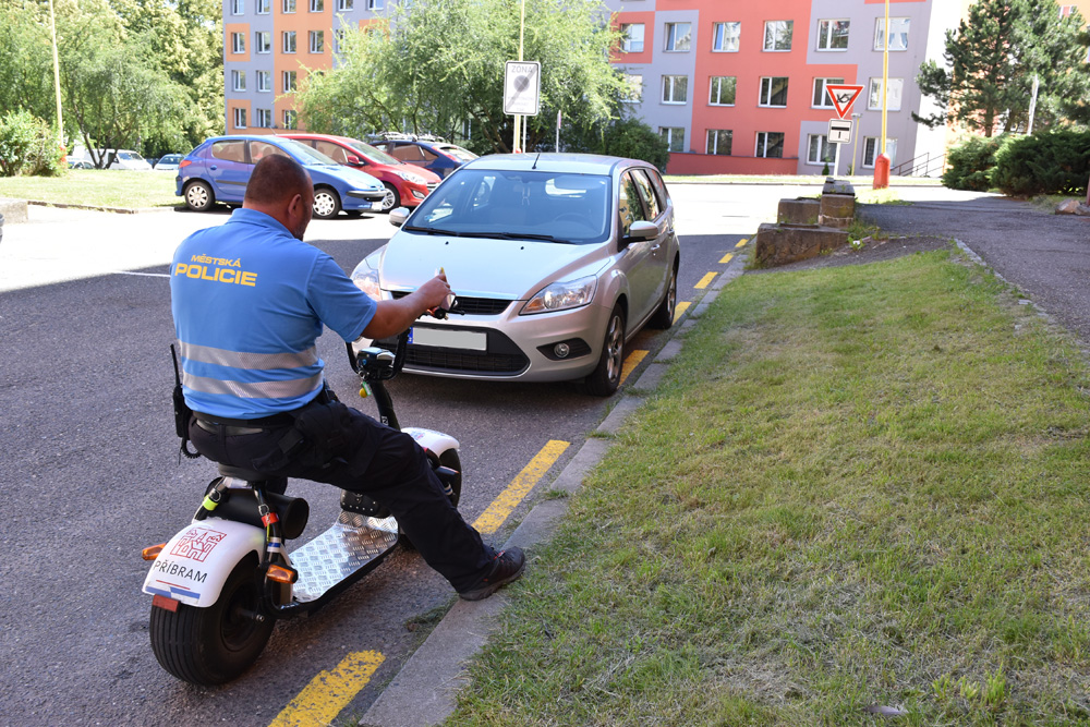 Řidiči si zvykají na nový parkovací režim na Drkolnově - 03
