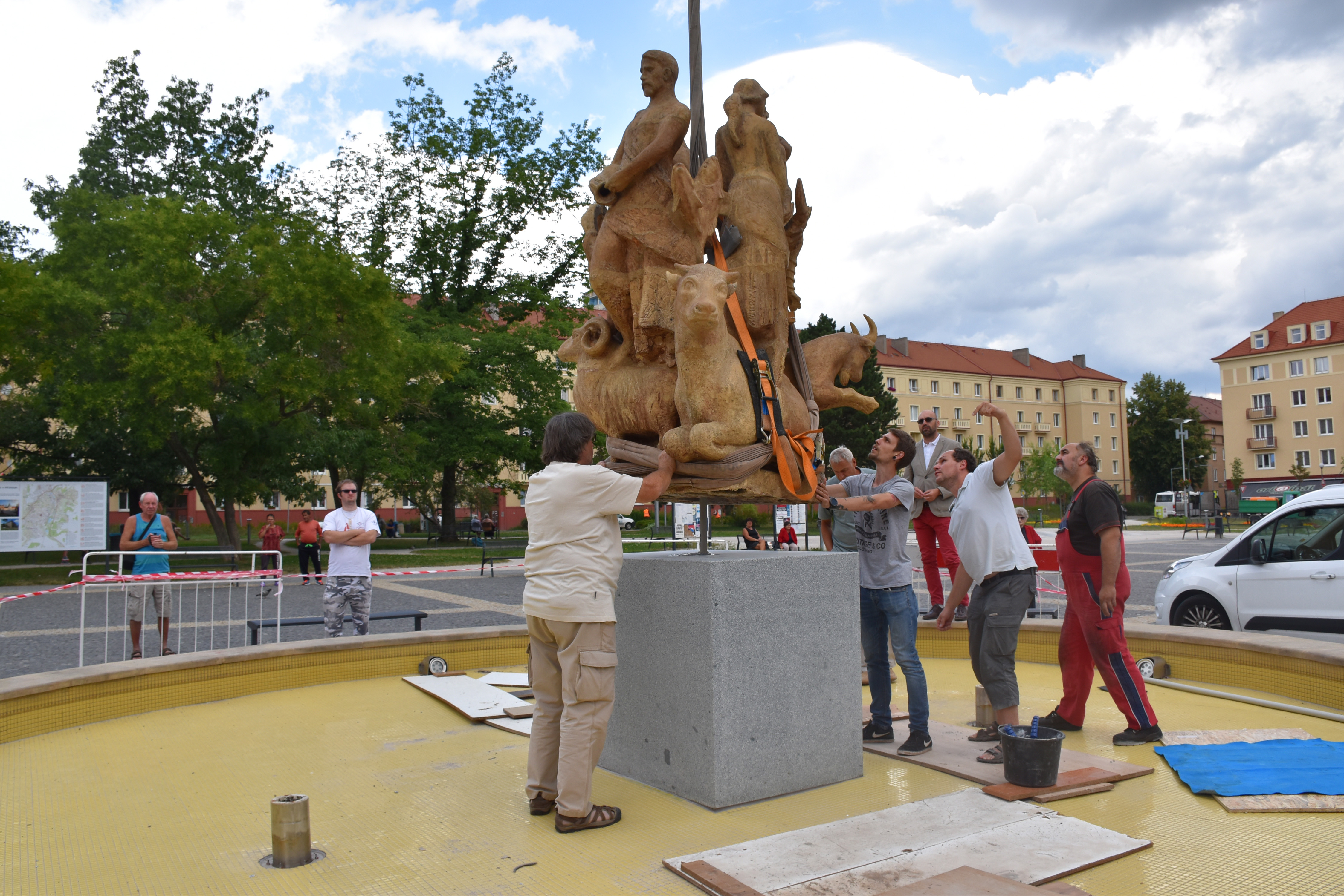 Sousoší Znamení zvěrokruhu je zpět na náměstí 17. listopadu - 02