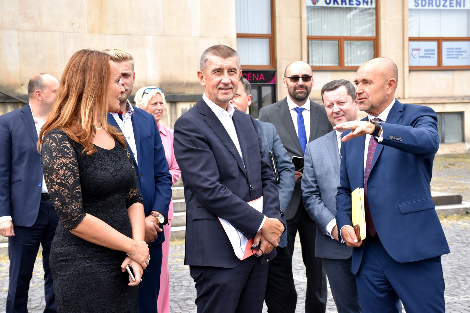 Předseda vlády a ministr kultury v pátek navštívili kulturní dům - 01