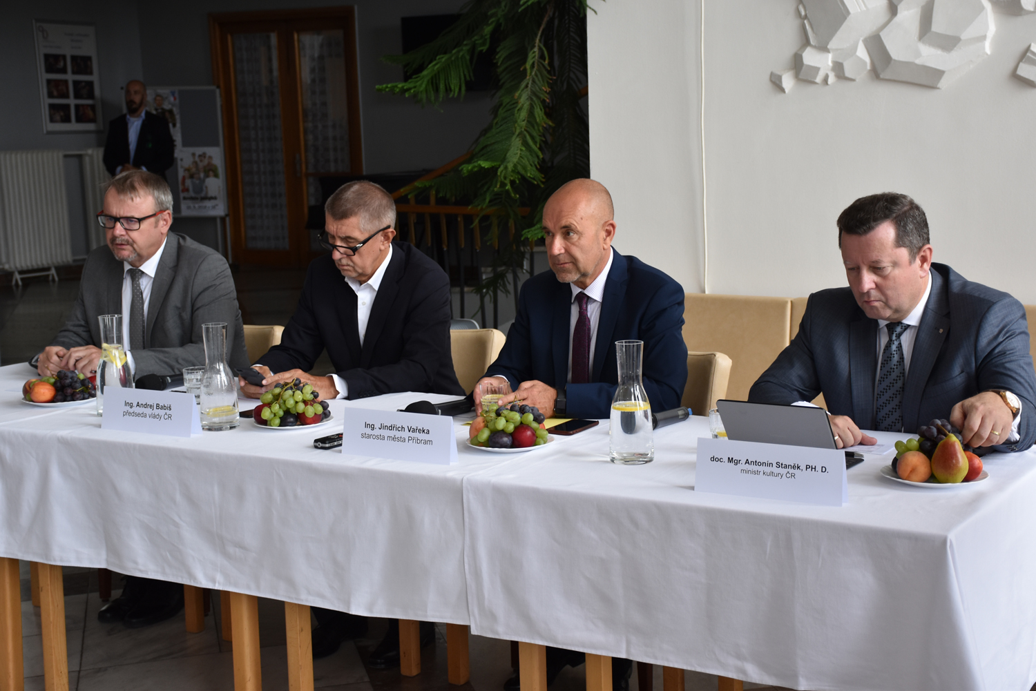 Předseda vlády a ministr kultury v pátek navštívili kulturní dům - 05