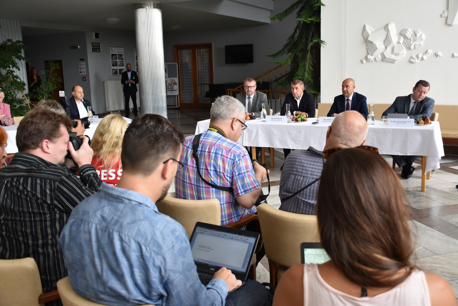 Předseda vlády a ministr kultury v pátek navštívili kulturní dům - 06