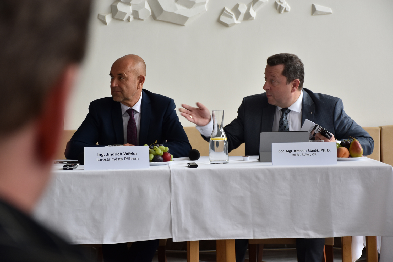 Předseda vlády a ministr kultury v pátek navštívili kulturní dům - 08