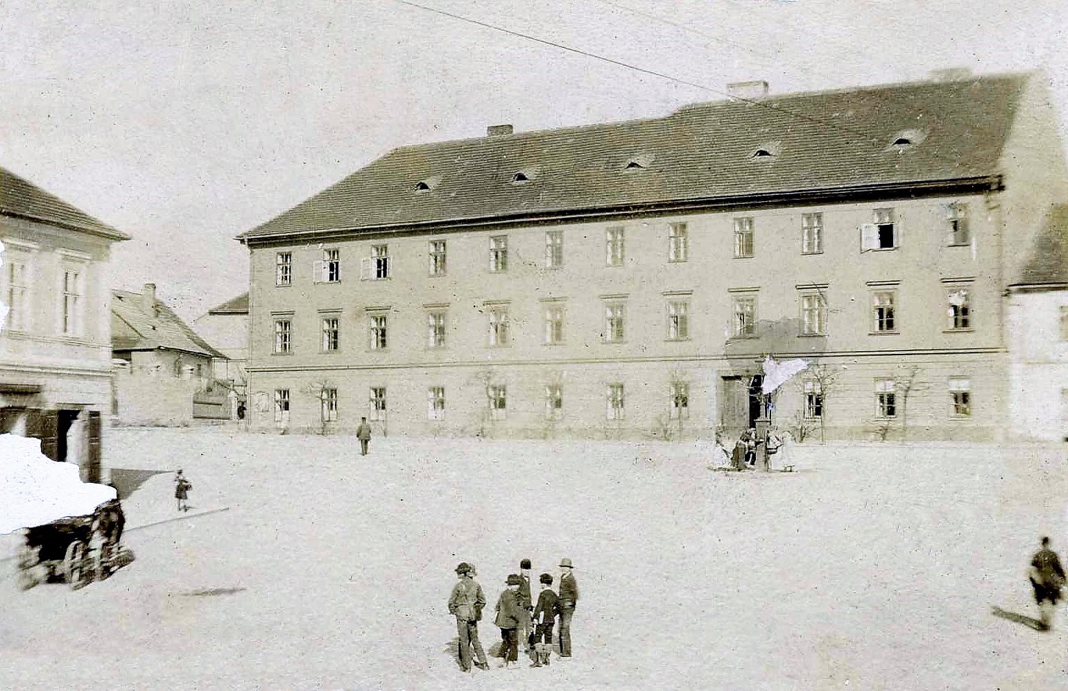 Rekonstrukce náměstí J. A. Alise - Skola_pred1920