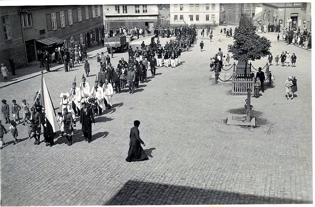 Rekonstrukce náměstí J. A. Alise - slavnost%20-%20kolem%201930-35