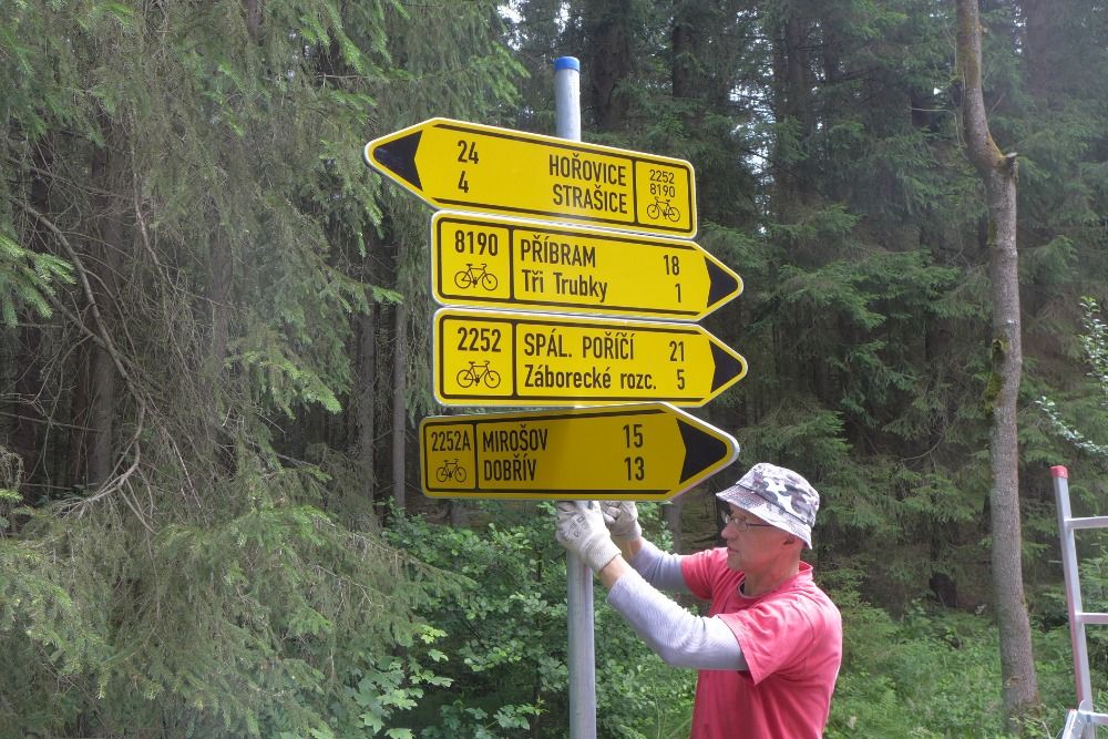 Po nových cyklotrasách se v Brdech projedou turisté již v srpnu - znacky