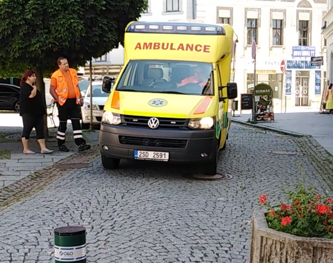 Sloupky v Pražské ulici nereagovaly na sirénu záchranky - foto