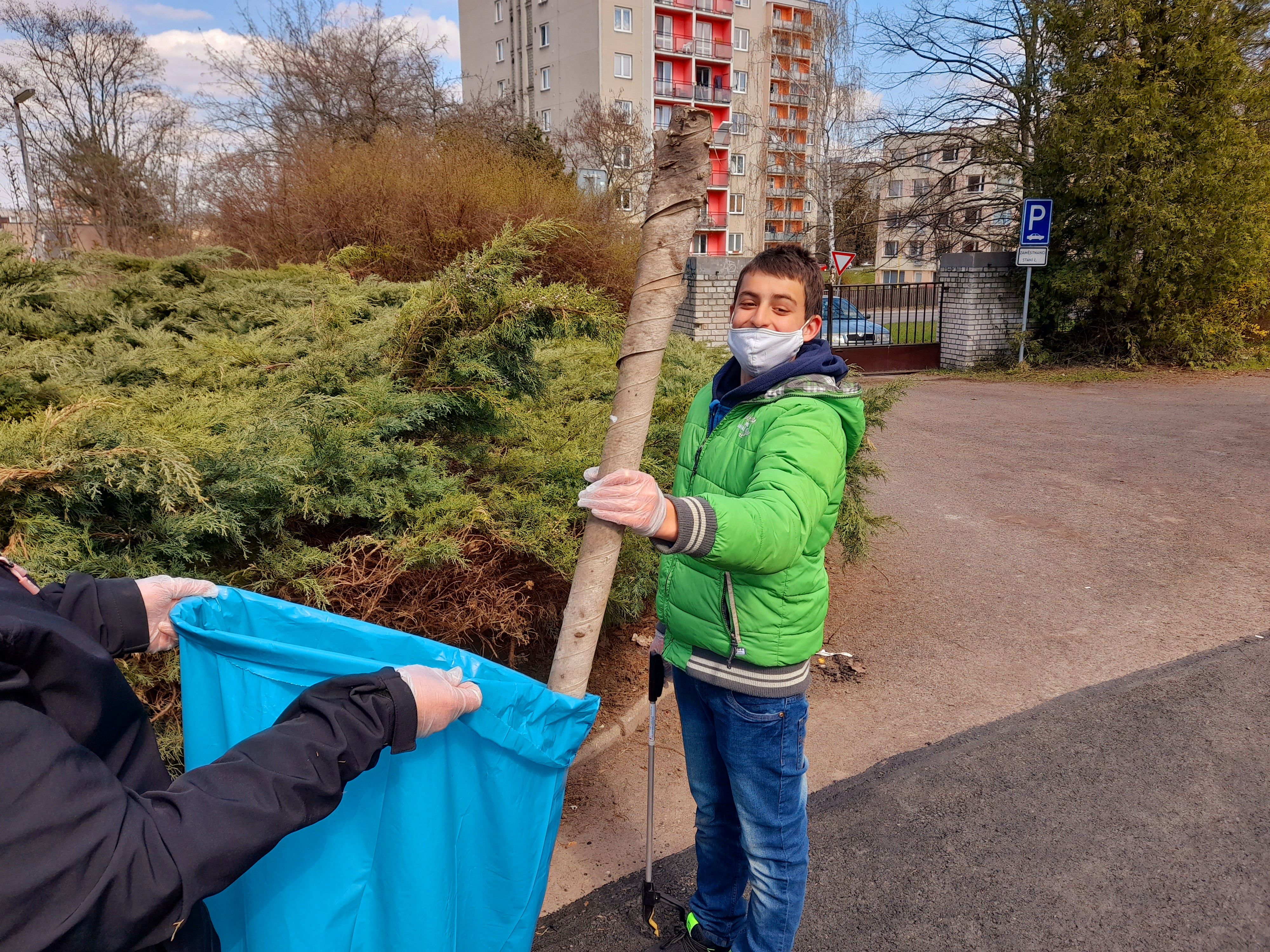 Dobrovolníci prozatím sebrali 25 kubíků odpadu - 20210428_093923