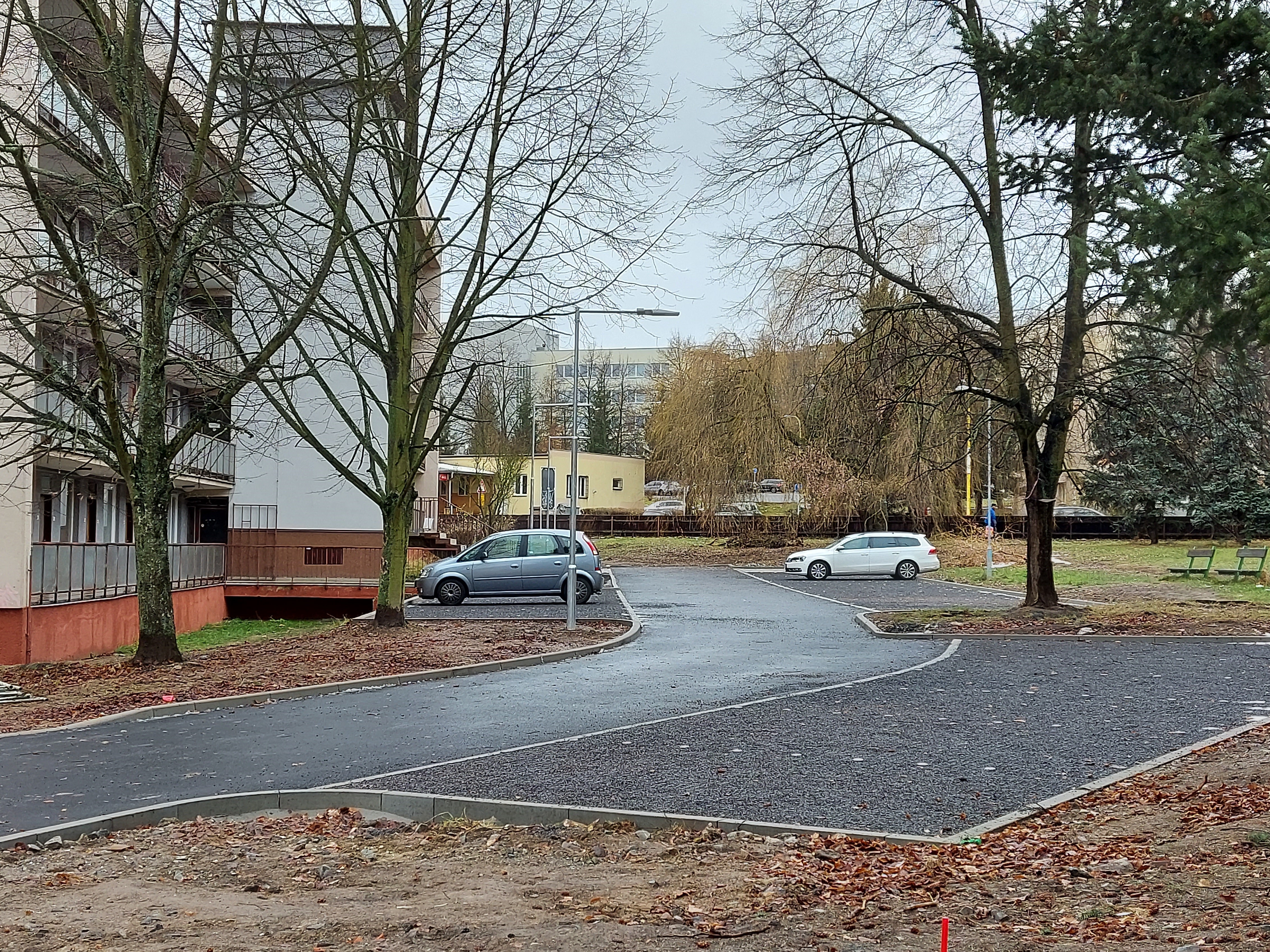První část revitalizace je hotova, ve vnitrobloku je možné parkovat - Gen.%20Kholla%20%282%29
